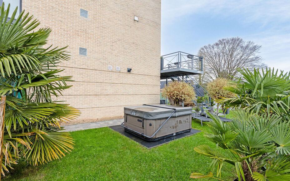Leemans immobiliën biedt u deze ruime en perfect onderhouden bel-etagewoning op een centrale en toch rustige omgeving aan in Groot-Bijgaarden.
Door de centrale ligging van de woning zijn winkels, scholen, sportinfrastructuur, invalswegen en openbaar verv