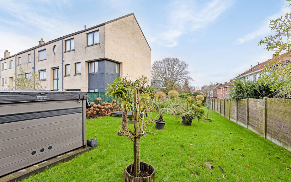 Leemans immobiliën biedt u deze ruime en perfect onderhouden bel-etagewoning op een centrale en toch rustige omgeving aan in Groot-Bijgaarden.
Door de centrale ligging van de woning zijn winkels, scholen, sportinfrastructuur, invalswegen en openbaar verv
