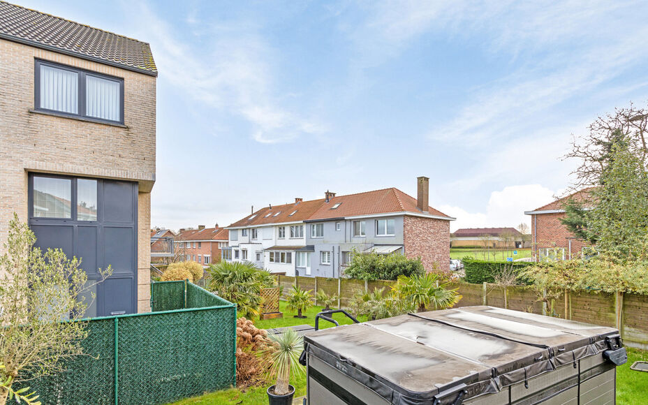 Leemans immobiliën biedt u deze ruime en perfect onderhouden bel-etagewoning op een centrale en toch rustige omgeving aan in Groot-Bijgaarden.
Door de centrale ligging van de woning zijn winkels, scholen, sportinfrastructuur, invalswegen en openbaar verv