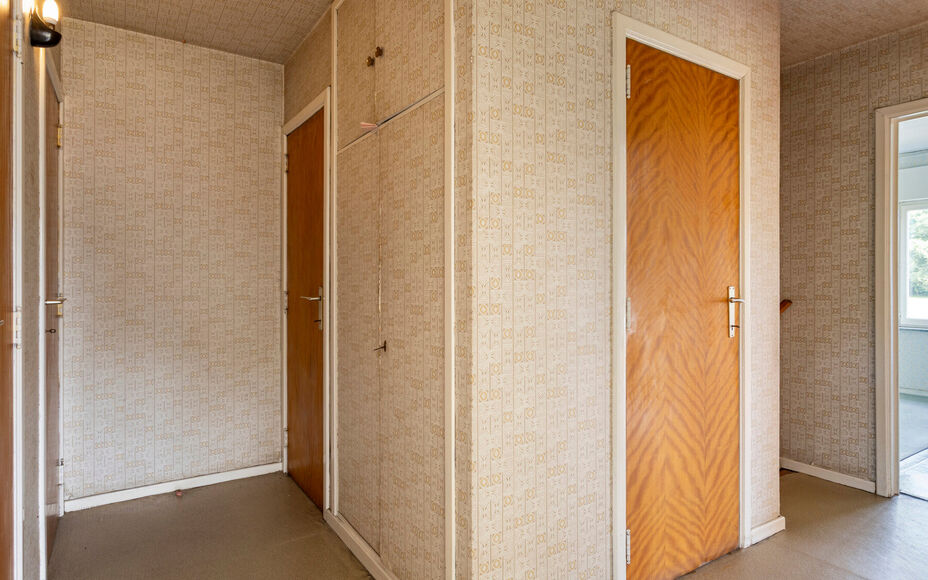 Leemans Immobiliën presenteert u deze ruime, te renoveren woning op een rustige en landelijke ligging in Groot-Bijgaarden. Dankzij de centrale locatie geniet u van een uitstekende bereikbaarheid: winkels, openbaar vervoer, scholen, invalswegen en sportfa