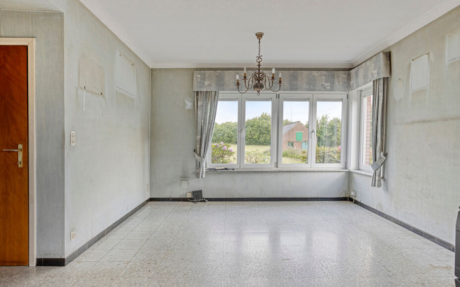 Leemans Immobiliën presenteert u deze ruime, te renoveren woning op een rustige en landelijke ligging in Groot-Bijgaarden. Dankzij de centrale locatie geniet u van een uitstekende bereikbaarheid: winkels, openbaar vervoer, scholen, invalswegen en sportfa