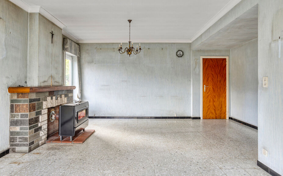 Leemans Immobiliën presenteert u deze ruime, te renoveren woning op een rustige en landelijke ligging in Groot-Bijgaarden. Dankzij de centrale locatie geniet u van een uitstekende bereikbaarheid: winkels, openbaar vervoer, scholen, invalswegen en sportfa