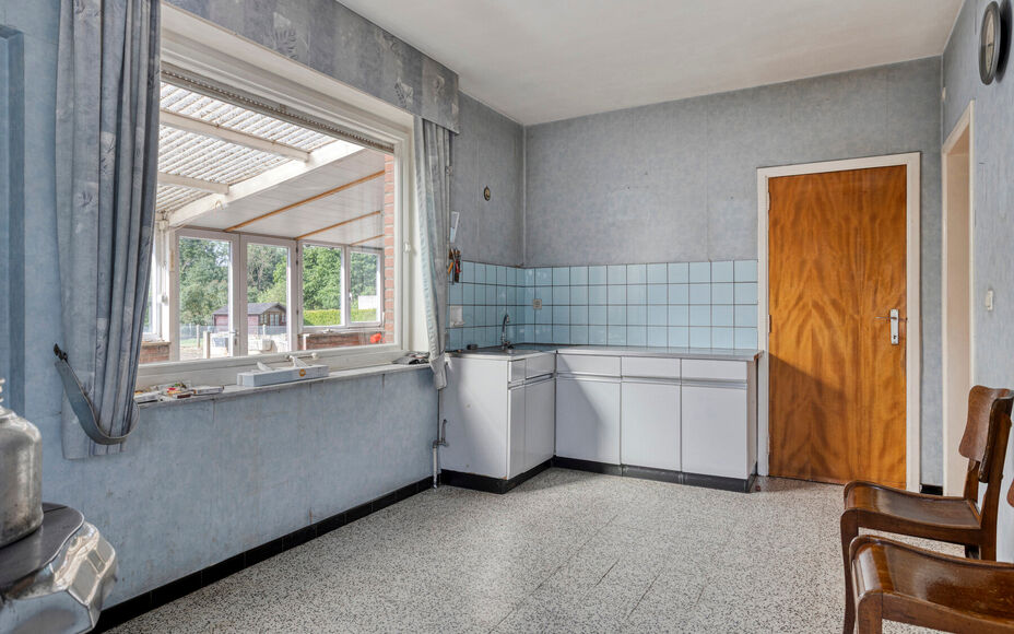 Leemans Immobiliën presenteert u deze ruime, te renoveren woning op een rustige en landelijke ligging in Groot-Bijgaarden. Dankzij de centrale locatie geniet u van een uitstekende bereikbaarheid: winkels, openbaar vervoer, scholen, invalswegen en sportfa
