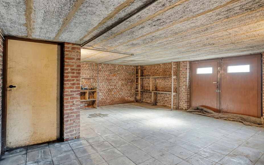 Leemans Immobiliën presenteert u deze ruime, te renoveren woning op een rustige en landelijke ligging in Groot-Bijgaarden. Dankzij de centrale locatie geniet u van een uitstekende bereikbaarheid: winkels, openbaar vervoer, scholen, invalswegen en sportfa