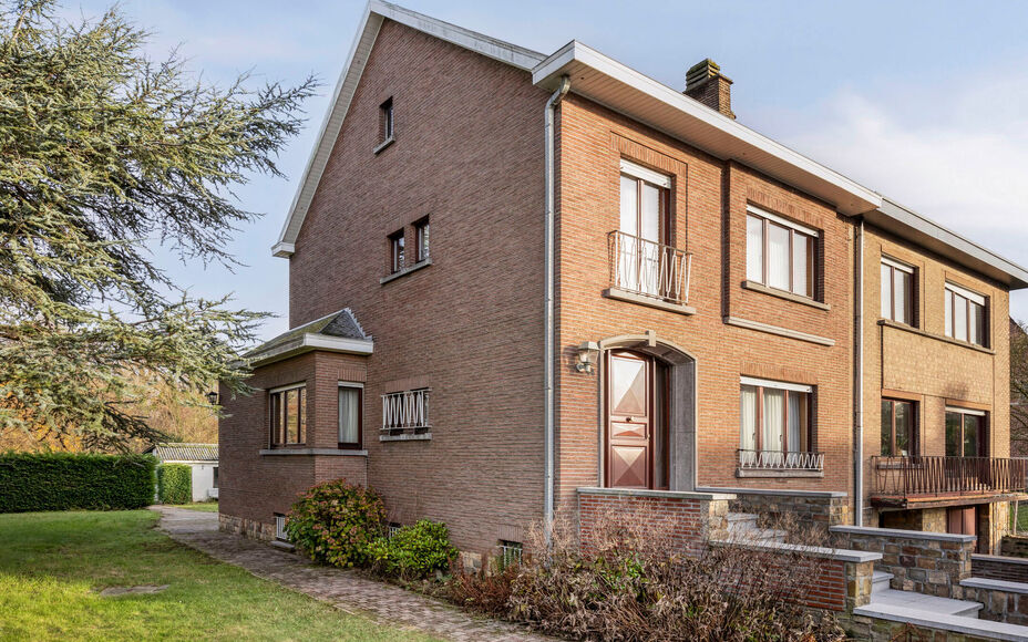 Leemans Immobiliën presenteert u deze ruime, deels te renoveren woning met prachtig perceel, ideaal gelegen in het hart van Groot-Bijgaarden.
Op wandelafstand vindt u winkels, scholen, openbaar vervoer en belangrijke invalswegen – een absolute troef vo