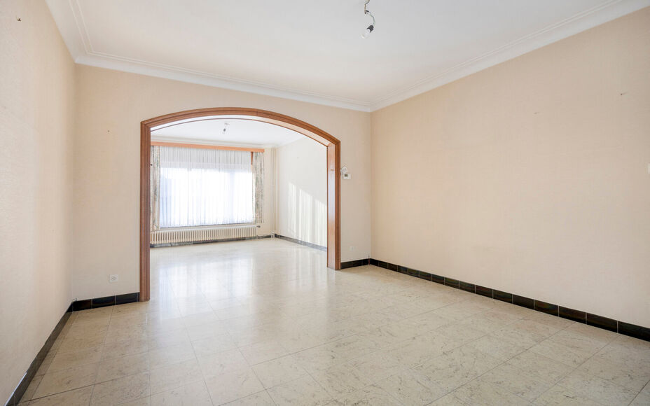 Leemans Immobiliën presenteert u deze ruime, deels te renoveren woning met prachtig perceel, ideaal gelegen in het hart van Groot-Bijgaarden.
Op wandelafstand vindt u winkels, scholen, openbaar vervoer en belangrijke invalswegen – een absolute troef vo