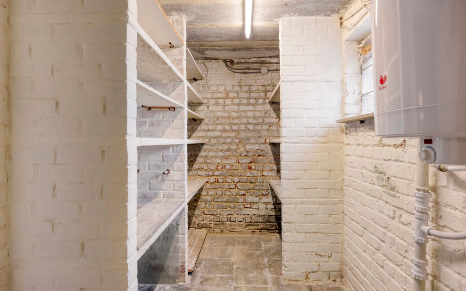 Leemans Immobiliën presenteert u deze ruime, deels te renoveren woning met prachtig perceel, ideaal gelegen in het hart van Groot-Bijgaarden.
Op wandelafstand vindt u winkels, scholen, openbaar vervoer en belangrijke invalswegen – een absolute troef vo