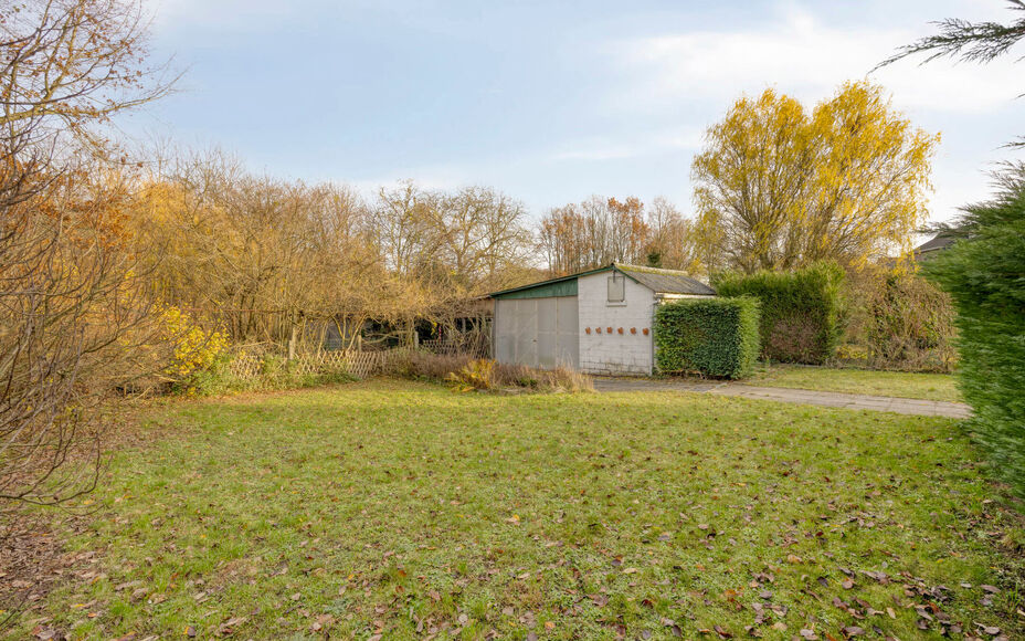 Leemans Immobiliën presenteert u deze ruime, deels te renoveren woning met prachtig perceel, ideaal gelegen in het hart van Groot-Bijgaarden.
Op wandelafstand vindt u winkels, scholen, openbaar vervoer en belangrijke invalswegen – een absolute troef vo