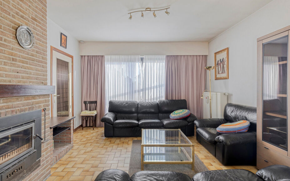 Leemans Immobiliën stelt u  deze centraal, maar toch bijzonder rustig gelegen woning in Dilbeek voor.
Dankzij de uitstekende ligging bevinden winkels, scholen, sportfaciliteiten en belangrijke invalswegen zich op slechts een steenworp afstand — ideaal 