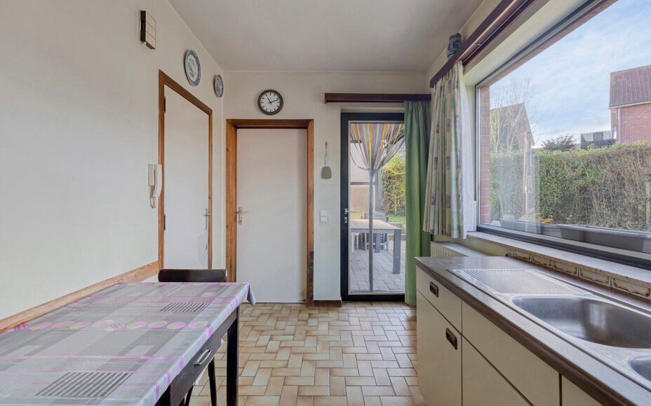 Leemans Immobiliën stelt u  deze centraal, maar toch bijzonder rustig gelegen woning in Dilbeek voor.
Dankzij de uitstekende ligging bevinden winkels, scholen, sportfaciliteiten en belangrijke invalswegen zich op slechts een steenworp afstand — ideaal 