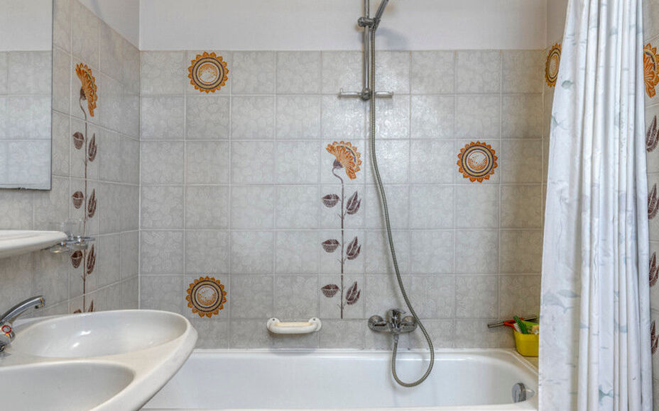 Leemans Immobiliën stelt u  deze centraal, maar toch bijzonder rustig gelegen woning in Dilbeek voor.
Dankzij de uitstekende ligging bevinden winkels, scholen, sportfaciliteiten en belangrijke invalswegen zich op slechts een steenworp afstand — ideaal 