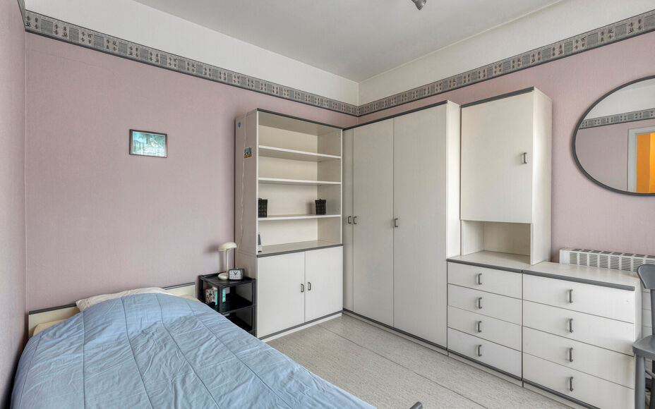 Leemans Immobiliën stelt u  deze centraal, maar toch bijzonder rustig gelegen woning in Dilbeek voor.
Dankzij de uitstekende ligging bevinden winkels, scholen, sportfaciliteiten en belangrijke invalswegen zich op slechts een steenworp afstand — ideaal 