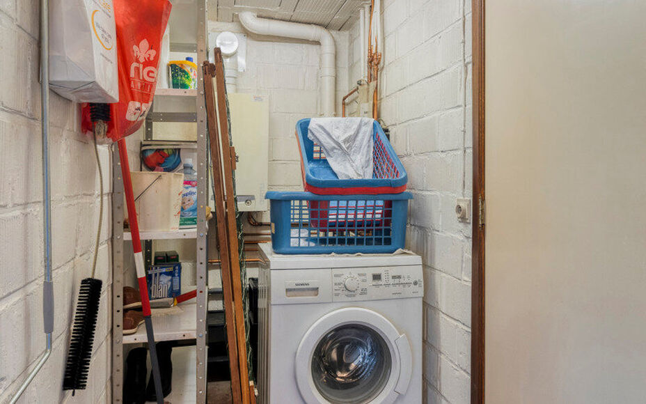 Leemans Immobiliën stelt u  deze centraal, maar toch bijzonder rustig gelegen woning in Dilbeek voor.
Dankzij de uitstekende ligging bevinden winkels, scholen, sportfaciliteiten en belangrijke invalswegen zich op slechts een steenworp afstand — ideaal 