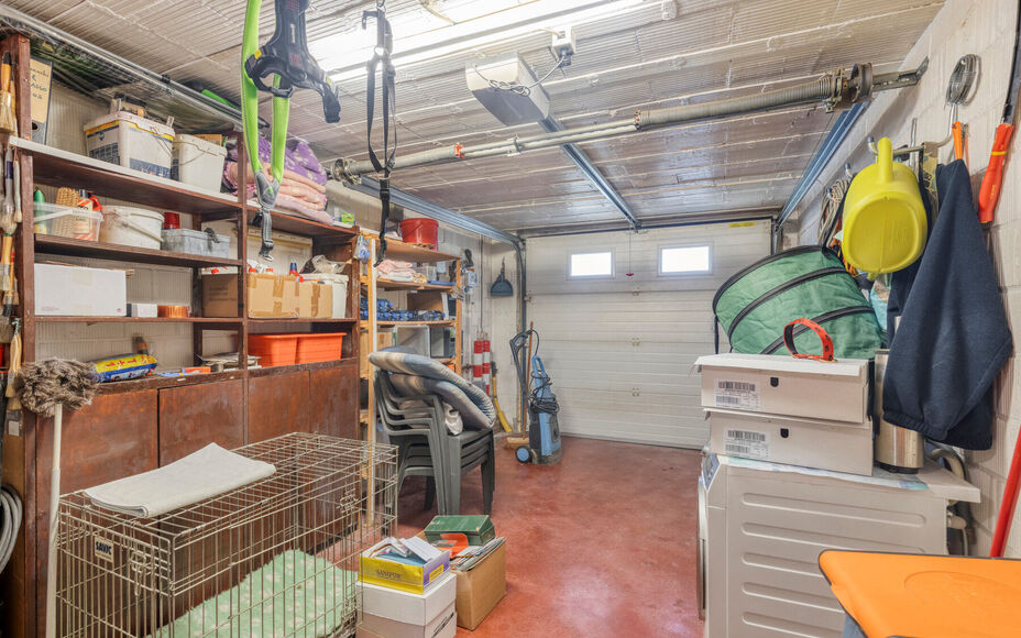 Leemans Immobiliën stelt u  deze centraal, maar toch bijzonder rustig gelegen woning in Dilbeek voor.
Dankzij de uitstekende ligging bevinden winkels, scholen, sportfaciliteiten en belangrijke invalswegen zich op slechts een steenworp afstand — ideaal 