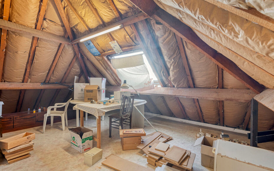 Leemans Immobiliën stelt u  deze centraal, maar toch bijzonder rustig gelegen woning in Dilbeek voor.
Dankzij de uitstekende ligging bevinden winkels, scholen, sportfaciliteiten en belangrijke invalswegen zich op slechts een steenworp afstand — ideaal 