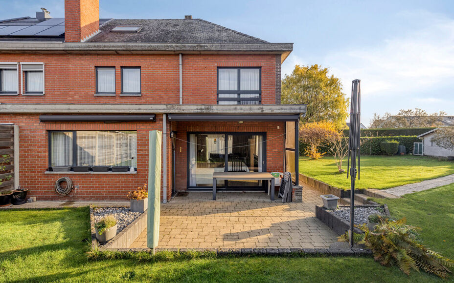 Leemans Immobiliën stelt u  deze centraal, maar toch bijzonder rustig gelegen woning in Dilbeek voor.
Dankzij de uitstekende ligging bevinden winkels, scholen, sportfaciliteiten en belangrijke invalswegen zich op slechts een steenworp afstand — ideaal 