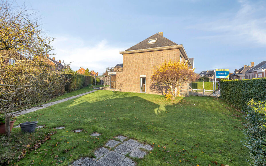 Leemans Immobiliën stelt u  deze centraal, maar toch bijzonder rustig gelegen woning in Dilbeek voor.
Dankzij de uitstekende ligging bevinden winkels, scholen, sportfaciliteiten en belangrijke invalswegen zich op slechts een steenworp afstand — ideaal 