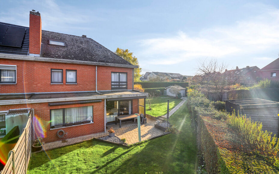 Leemans Immobiliën stelt u  deze centraal, maar toch bijzonder rustig gelegen woning in Dilbeek voor.
Dankzij de uitstekende ligging bevinden winkels, scholen, sportfaciliteiten en belangrijke invalswegen zich op slechts een steenworp afstand — ideaal 