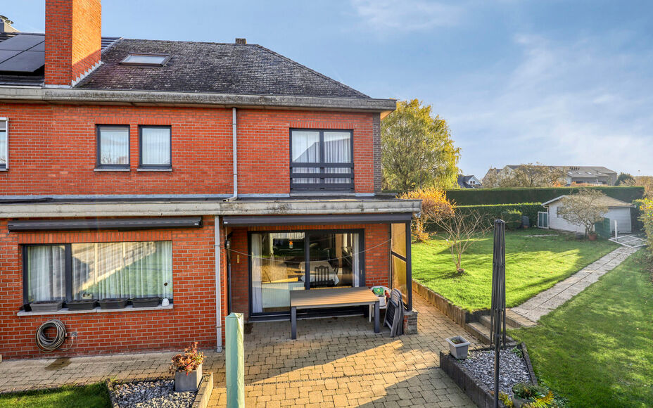 Leemans Immobiliën stelt u  deze centraal, maar toch bijzonder rustig gelegen woning in Dilbeek voor.
Dankzij de uitstekende ligging bevinden winkels, scholen, sportfaciliteiten en belangrijke invalswegen zich op slechts een steenworp afstand — ideaal 