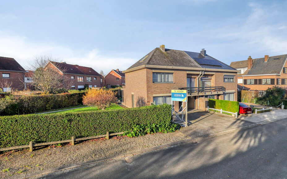 Leemans Immobiliën stelt u  deze centraal, maar toch bijzonder rustig gelegen woning in Dilbeek voor.
Dankzij de uitstekende ligging bevinden winkels, scholen, sportfaciliteiten en belangrijke invalswegen zich op slechts een steenworp afstand — ideaal 