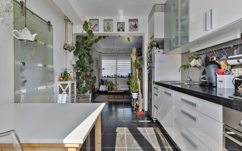 Leemans Immobiliën presenteert u deze charmante en instapklare woning in het pittoreske Schepdaal. Dankzij de centrale ligging geniet u van een uitstekende bereikbaarheid en bevinden scholen, winkels, openbaar vervoer en sportfaciliteiten zich op wandela