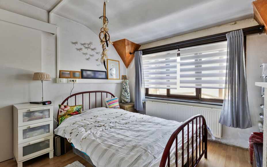 Leemans Immobiliën presenteert u deze charmante en instapklare woning in het pittoreske Schepdaal. Dankzij de centrale ligging geniet u van een uitstekende bereikbaarheid en bevinden scholen, winkels, openbaar vervoer en sportfaciliteiten zich op wandela