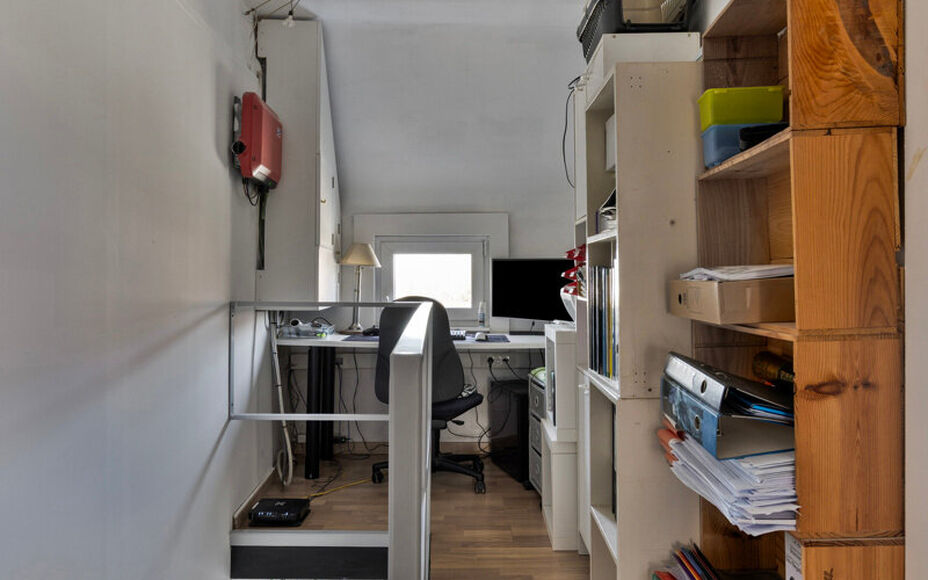 Leemans Immobiliën presenteert u deze charmante en instapklare woning in het pittoreske Schepdaal. Dankzij de centrale ligging geniet u van een uitstekende bereikbaarheid en bevinden scholen, winkels, openbaar vervoer en sportfaciliteiten zich op wandela