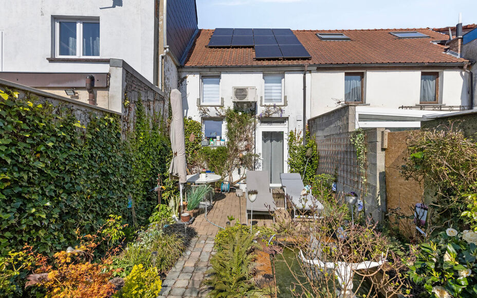 Leemans Immobiliën presenteert u deze charmante en instapklare woning in het pittoreske Schepdaal. Dankzij de centrale ligging geniet u van een uitstekende bereikbaarheid en bevinden scholen, winkels, openbaar vervoer en sportfaciliteiten zich op wandela