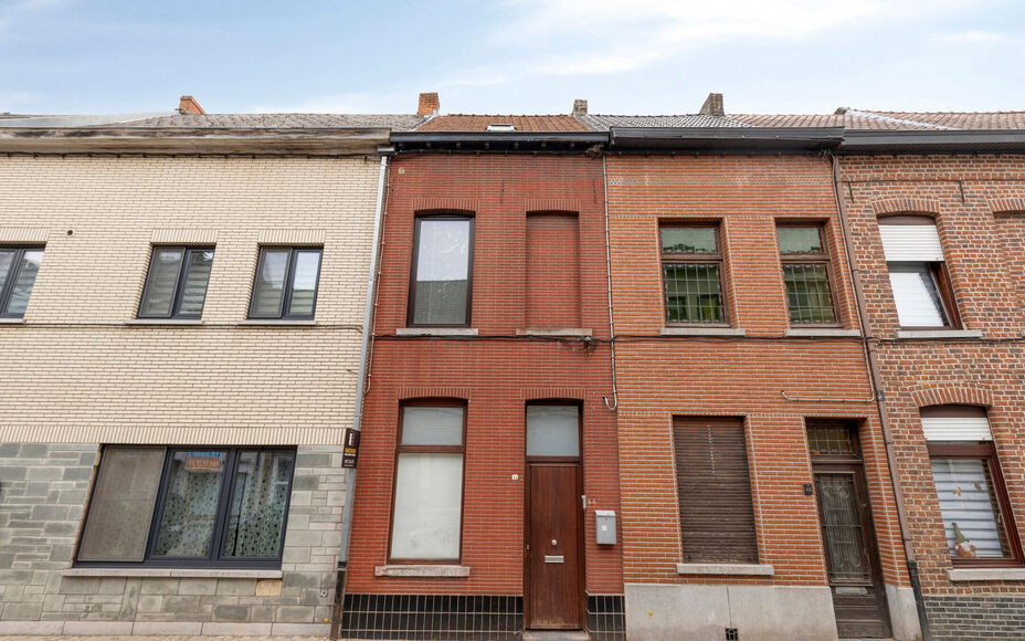 Leemans Immobiliën biedt u deze gezellige woning aan , ideaal gelegen in het centrum van Geraardsbergen. Dankzij de centrale ligging bevinden winkels, scholen, sportfaciliteiten, openbaar vervoer en belangrijke invalswegen zich op wandelafstand.
Indeling