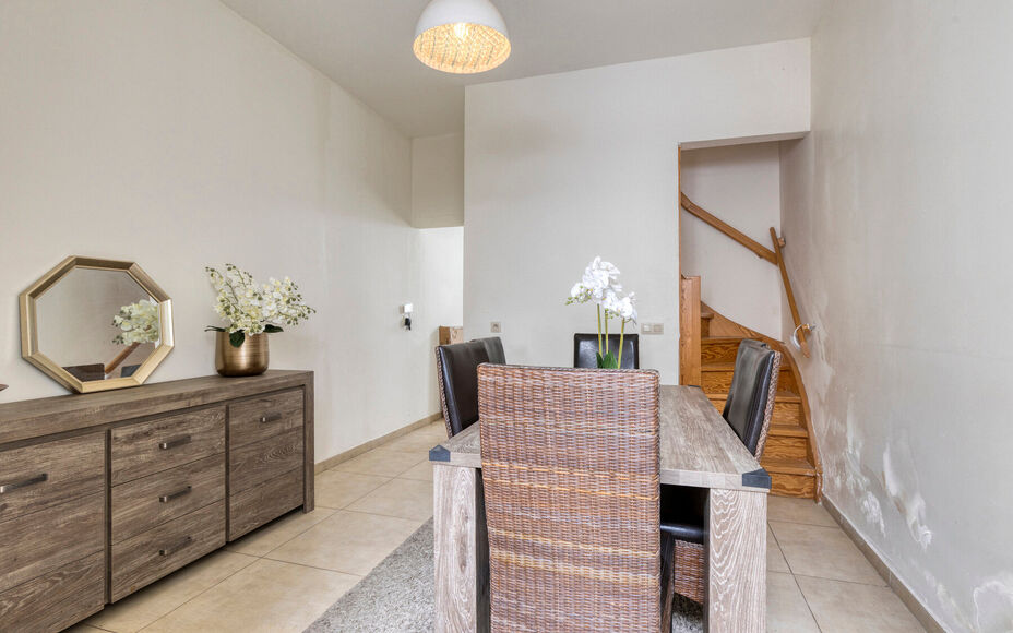Leemans Immobiliën biedt u deze gezellige woning aan , ideaal gelegen in het centrum van Geraardsbergen. Dankzij de centrale ligging bevinden winkels, scholen, sportfaciliteiten, openbaar vervoer en belangrijke invalswegen zich op wandelafstand.
Indeling
