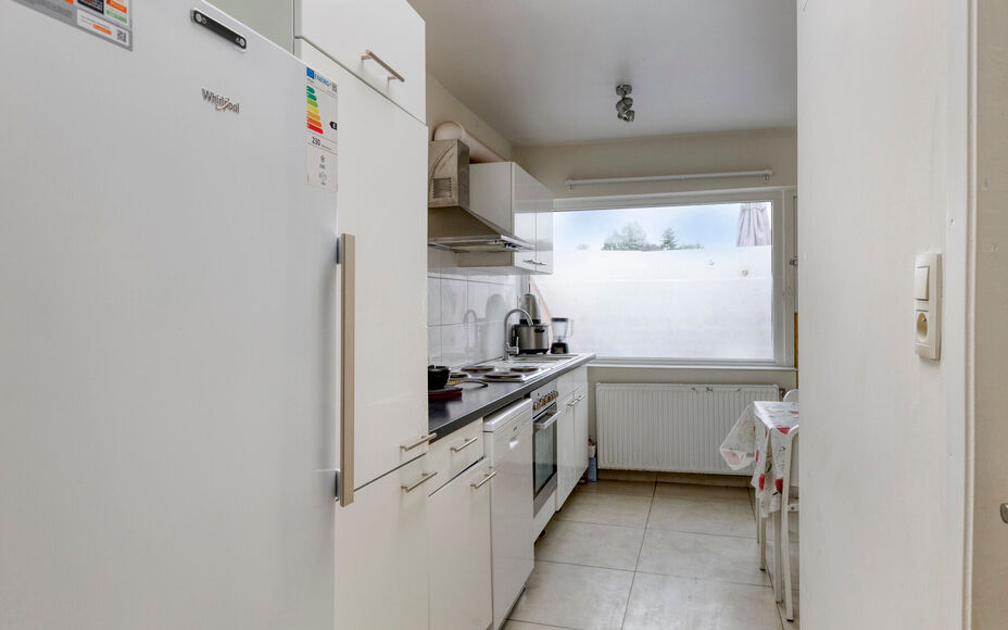Leemans Immobiliën biedt u deze gezellige woning aan , ideaal gelegen in het centrum van Geraardsbergen. Dankzij de centrale ligging bevinden winkels, scholen, sportfaciliteiten, openbaar vervoer en belangrijke invalswegen zich op wandelafstand.
Indeling