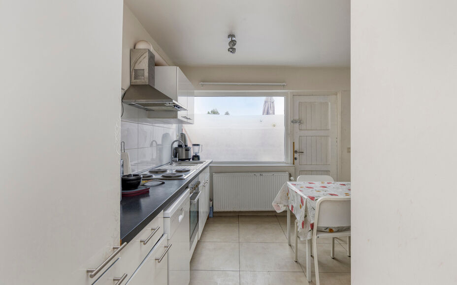 Leemans Immobiliën biedt u deze gezellige woning aan , ideaal gelegen in het centrum van Geraardsbergen. Dankzij de centrale ligging bevinden winkels, scholen, sportfaciliteiten, openbaar vervoer en belangrijke invalswegen zich op wandelafstand.
Indeling