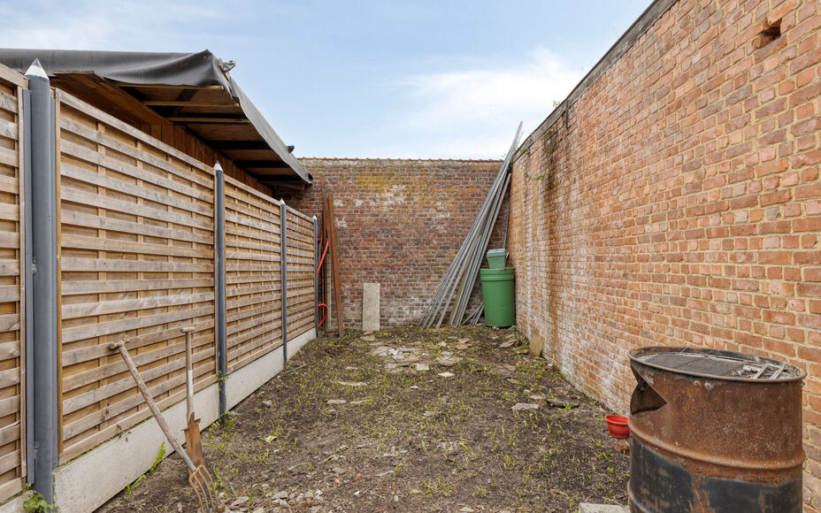 Leemans Immobiliën biedt u deze gezellige woning aan , ideaal gelegen in het centrum van Geraardsbergen. Dankzij de centrale ligging bevinden winkels, scholen, sportfaciliteiten, openbaar vervoer en belangrijke invalswegen zich op wandelafstand.
Indeling