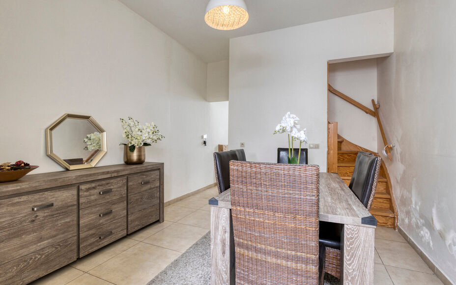 Leemans Immobiliën biedt u deze gezellige woning aan , ideaal gelegen in het centrum van Geraardsbergen. Dankzij de centrale ligging bevinden winkels, scholen, sportfaciliteiten, openbaar vervoer en belangrijke invalswegen zich op wandelafstand.
Indeling