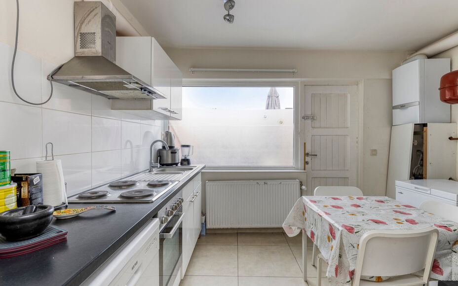 Leemans Immobiliën biedt u deze gezellige woning aan , ideaal gelegen in het centrum van Geraardsbergen. Dankzij de centrale ligging bevinden winkels, scholen, sportfaciliteiten, openbaar vervoer en belangrijke invalswegen zich op wandelafstand.
Indeling