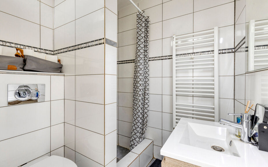 Leemans Immobiliën biedt u deze gezellige woning aan , ideaal gelegen in het centrum van Geraardsbergen. Dankzij de centrale ligging bevinden winkels, scholen, sportfaciliteiten, openbaar vervoer en belangrijke invalswegen zich op wandelafstand.
Indeling