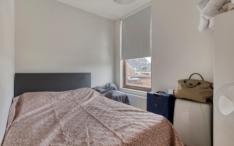 Leemans Immobiliën biedt u deze gezellige woning aan , ideaal gelegen in het centrum van Geraardsbergen. Dankzij de centrale ligging bevinden winkels, scholen, sportfaciliteiten, openbaar vervoer en belangrijke invalswegen zich op wandelafstand.
Indeling