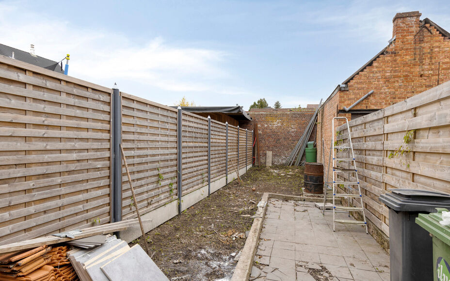 Leemans Immobiliën biedt u deze gezellige woning aan , ideaal gelegen in het centrum van Geraardsbergen. Dankzij de centrale ligging bevinden winkels, scholen, sportfaciliteiten, openbaar vervoer en belangrijke invalswegen zich op wandelafstand.
Indeling