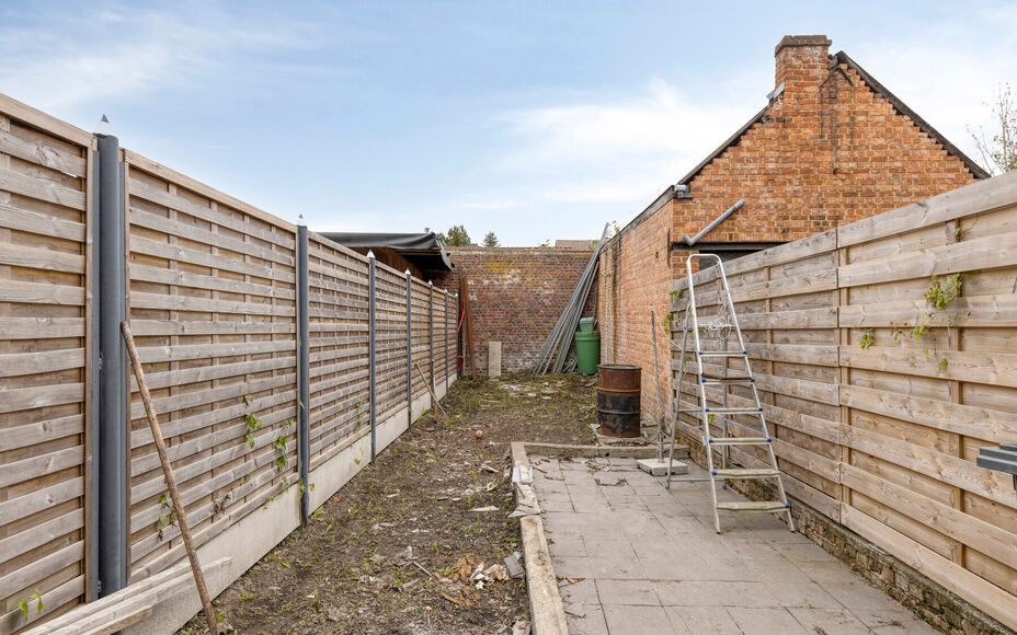 Leemans Immobiliën biedt u deze gezellige woning aan , ideaal gelegen in het centrum van Geraardsbergen. Dankzij de centrale ligging bevinden winkels, scholen, sportfaciliteiten, openbaar vervoer en belangrijke invalswegen zich op wandelafstand.
Indeling