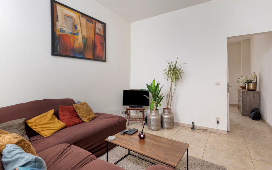 Leemans Immobiliën biedt u deze gezellige woning aan , ideaal gelegen in het centrum van Geraardsbergen. Dankzij de centrale ligging bevinden winkels, scholen, sportfaciliteiten, openbaar vervoer en belangrijke invalswegen zich op wandelafstand.
Indeling