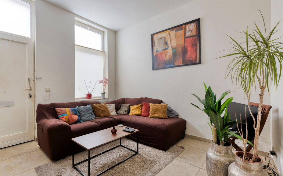 Leemans Immobiliën biedt u deze gezellige woning aan , ideaal gelegen in het centrum van Geraardsbergen. Dankzij de centrale ligging bevinden winkels, scholen, sportfaciliteiten, openbaar vervoer en belangrijke invalswegen zich op wandelafstand.
Indeling