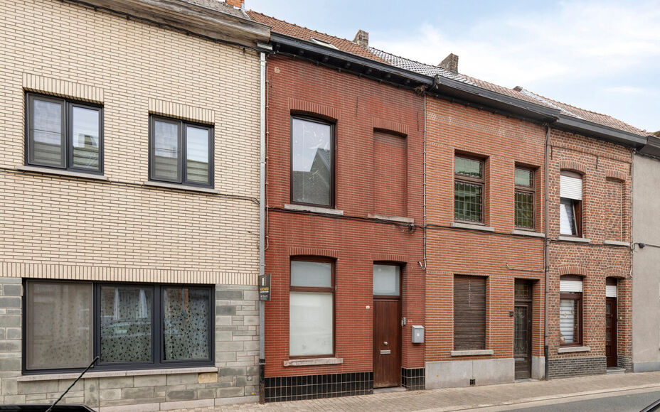 Leemans Immobiliën biedt u deze gezellige woning aan , ideaal gelegen in het centrum van Geraardsbergen. Dankzij de centrale ligging bevinden winkels, scholen, sportfaciliteiten, openbaar vervoer en belangrijke invalswegen zich op wandelafstand.
Indeling
