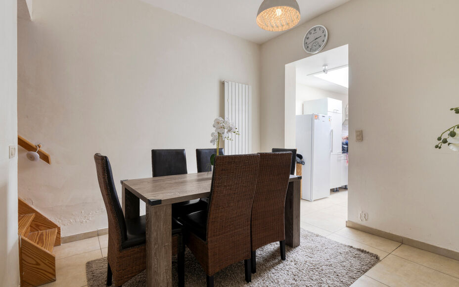 Leemans Immobiliën biedt u deze gezellige woning aan , ideaal gelegen in het centrum van Geraardsbergen. Dankzij de centrale ligging bevinden winkels, scholen, sportfaciliteiten, openbaar vervoer en belangrijke invalswegen zich op wandelafstand.
Indeling