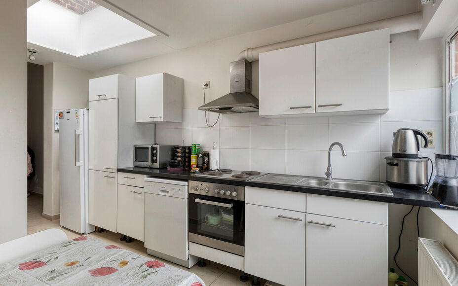 Leemans Immobiliën biedt u deze gezellige woning aan , ideaal gelegen in het centrum van Geraardsbergen. Dankzij de centrale ligging bevinden winkels, scholen, sportfaciliteiten, openbaar vervoer en belangrijke invalswegen zich op wandelafstand.
Indeling