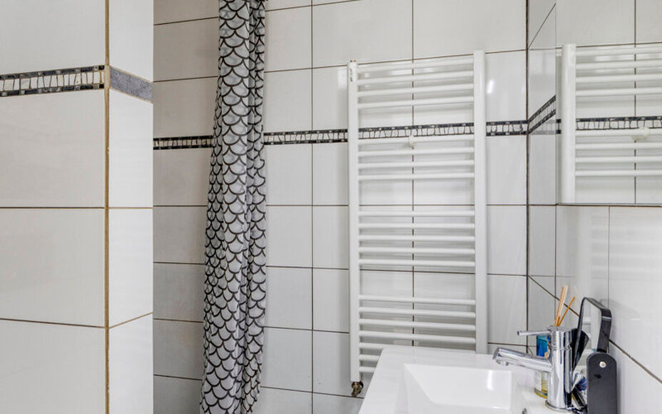 Leemans Immobiliën biedt u deze gezellige woning aan , ideaal gelegen in het centrum van Geraardsbergen. Dankzij de centrale ligging bevinden winkels, scholen, sportfaciliteiten, openbaar vervoer en belangrijke invalswegen zich op wandelafstand.
Indeling