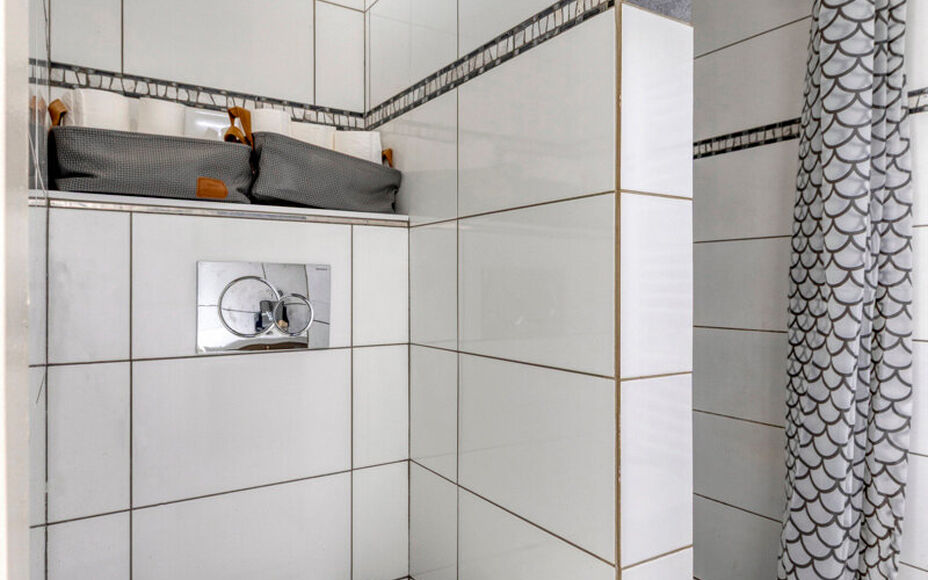 Leemans Immobiliën biedt u deze gezellige woning aan , ideaal gelegen in het centrum van Geraardsbergen. Dankzij de centrale ligging bevinden winkels, scholen, sportfaciliteiten, openbaar vervoer en belangrijke invalswegen zich op wandelafstand.
Indeling