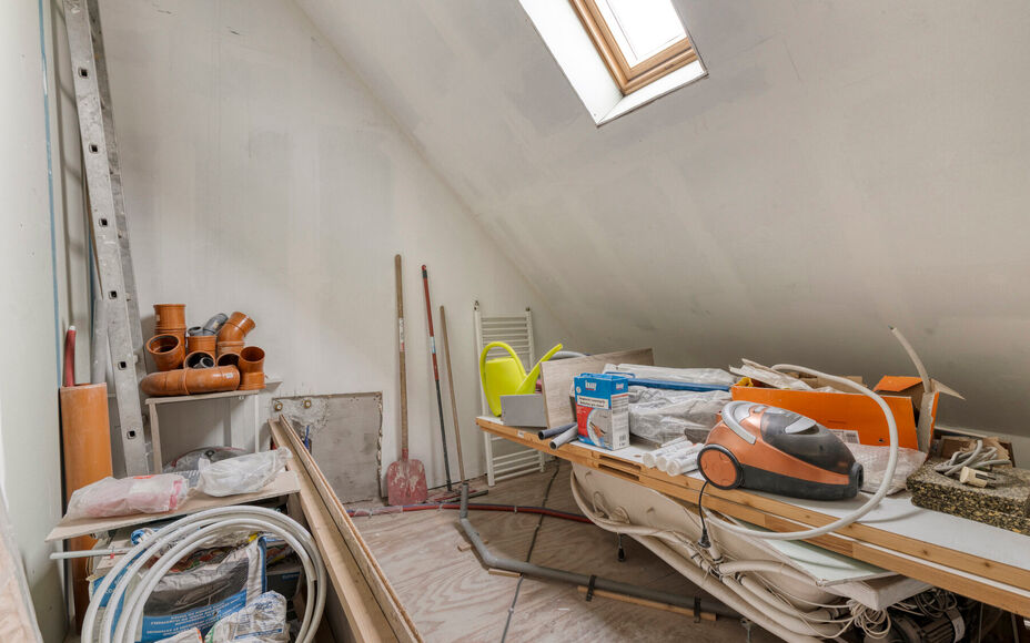 Leemans Immobiliën biedt u deze gezellige woning aan , ideaal gelegen in het centrum van Geraardsbergen. Dankzij de centrale ligging bevinden winkels, scholen, sportfaciliteiten, openbaar vervoer en belangrijke invalswegen zich op wandelafstand.
Indeling