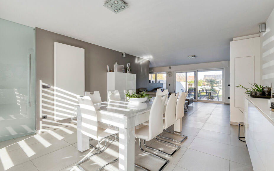 Leemans Immobiliën biedt u deze prachtige volledig instapklare halfopen bebouwing aan, gelegen op een absolute toplocatie in Liedekerke.
Dankzij de centrale ligging bevinden alle voorzieningen zich in de onmiddellijke omgeving: winkels, scholen, openbaar