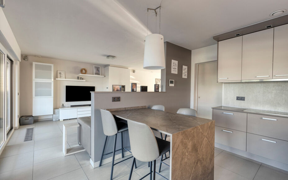 Leemans Immobiliën biedt u deze prachtige volledig instapklare halfopen bebouwing aan, gelegen op een absolute toplocatie in Liedekerke.
Dankzij de centrale ligging bevinden alle voorzieningen zich in de onmiddellijke omgeving: winkels, scholen, openbaar