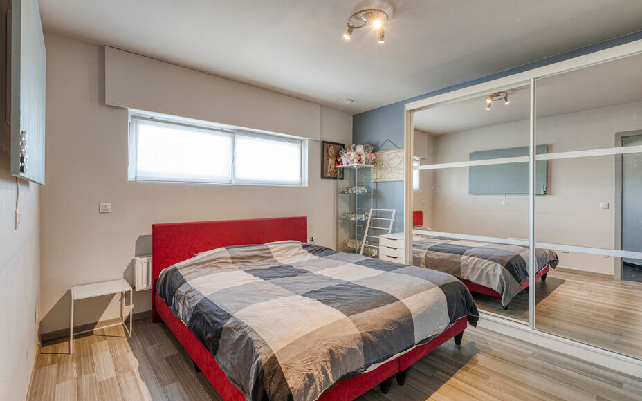 Leemans Immobiliën biedt u deze prachtige volledig instapklare halfopen bebouwing aan, gelegen op een absolute toplocatie in Liedekerke.
Dankzij de centrale ligging bevinden alle voorzieningen zich in de onmiddellijke omgeving: winkels, scholen, openbaar